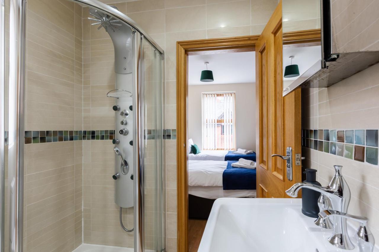 Albert - 5 Bedrooms Sleeps 11 Parking Wi-Fi Contractors Престън Екстериор снимка
