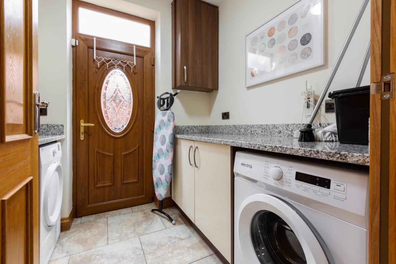 Albert - 5 Bedrooms Sleeps 11 Parking Wi-Fi Contractors Престън Екстериор снимка